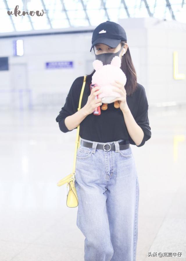 李一桐够大胆破烂牛仔裤照样穿不火也没道理了