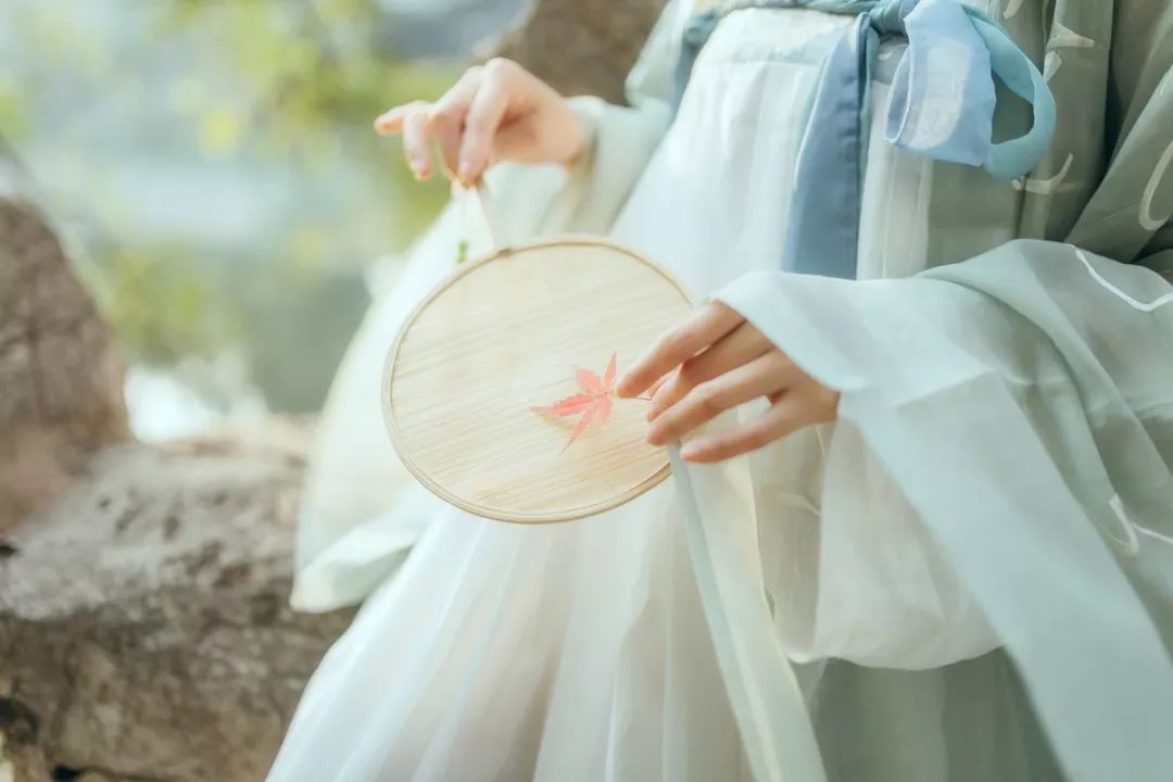 《一剪梅》红藕香残玉簟秋轻解罗裳，独上兰舟云中谁寄锦书来雁字回时，