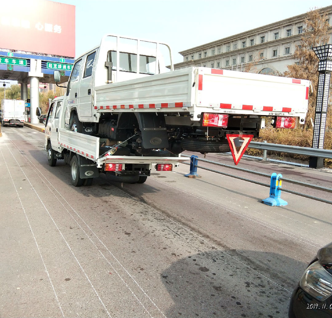 高速惊现"车背车",只因司机为了节省费用!