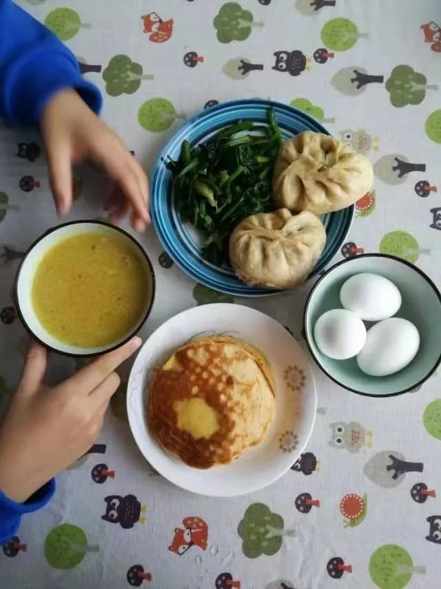 厨房是一个有魔法的地方,第10天儿童营养早餐记录:奶香玉米饼套餐