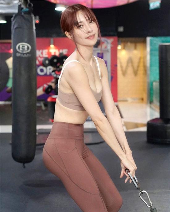 李云迪爱徒李元玲又晒性感泳照一个简单问题即令粉丝疯狂留言