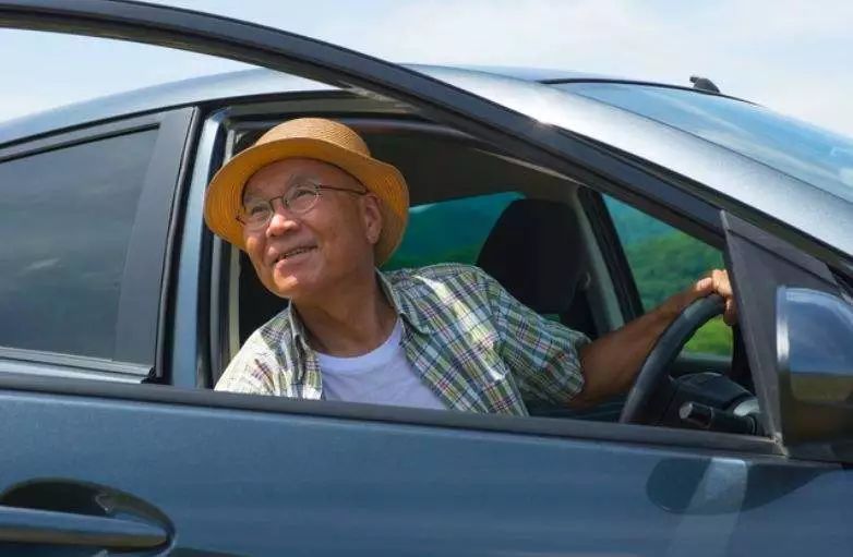 多大年龄不能开小汽车 750d88a556a6442ca622dd358a25a493.jpeg