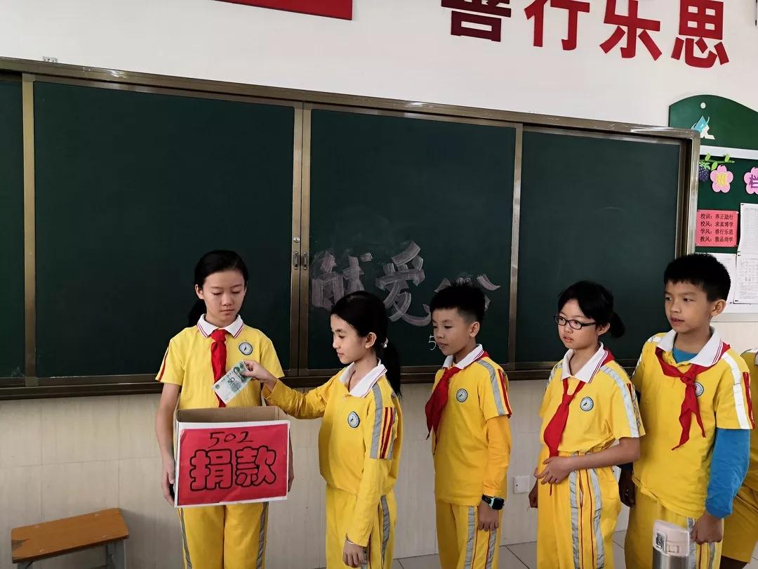 品牌东莞:这位小学生顽强地让人感动_何梓睿