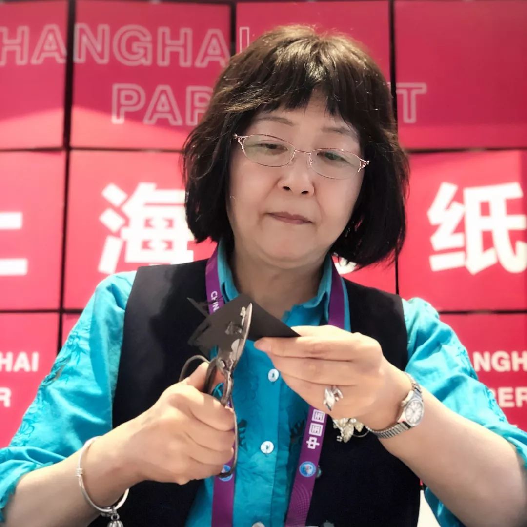 一剪一世界,一刀一乾坤,国家级非遗传承奚小琴老师现场向来宾展示了