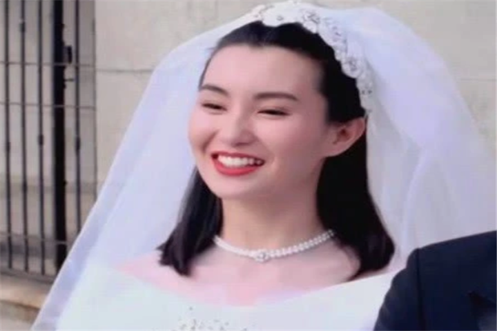 年轻时的张曼玉颜值非常高,穿上婚纱的扮相更是美出天际,尤其是笑起来