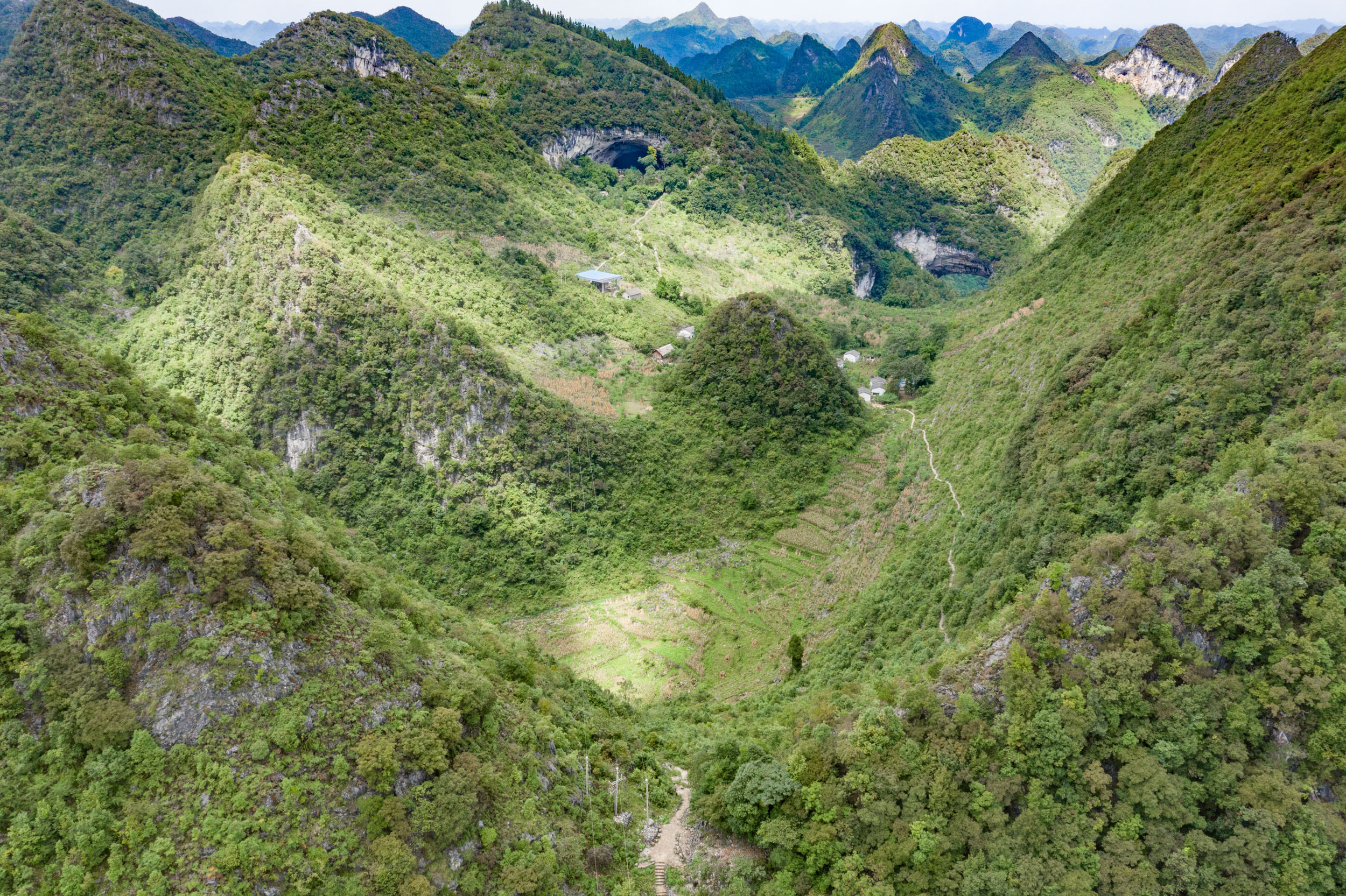 1/ 12 在贵州紫云县的大山深处,连绵起伏的山峰里有三个山洞,最上面