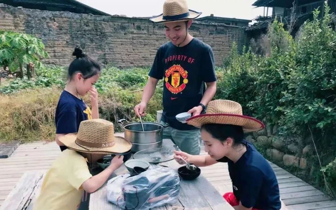 累了渴了不要紧,海榕姐姐为我们准备了可口又解暑的酸梅汤.