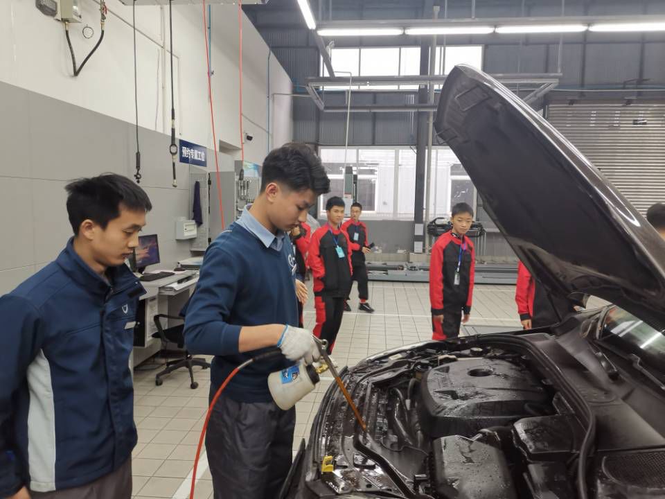 产教融合提升人才培养质量汽修专业学生天牛集团企业教学见习