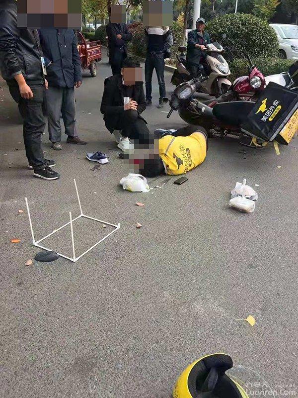 六安一外卖小哥送餐途中出车祸,外卖散落一地