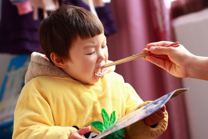 「育儿之百科全书」儿科医生：秋冬这样带娃 是“毁”了娃，娃积食又咳嗽，快停手