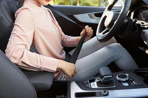 如何给女生系安全带 df48aedaa40b4475aa85d6557cb0477e.jpeg