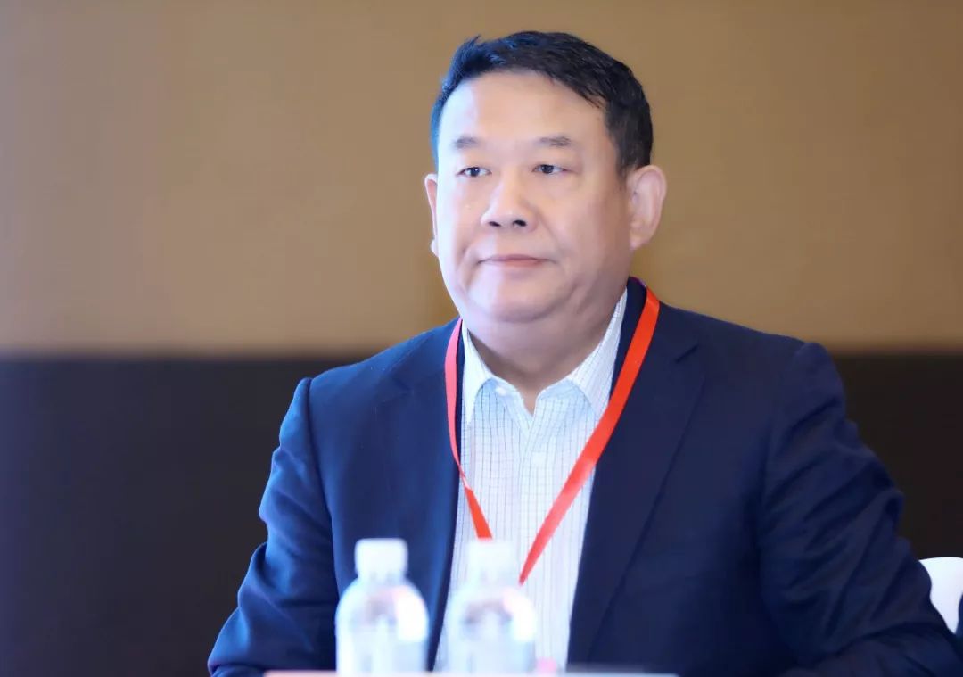 靓丽与幽暗马景学教授谈面部微整形的暗礁