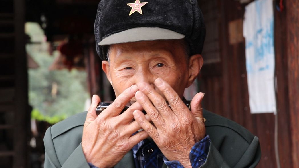 追寻红色印记聆听老兵故事夏永书吹口琴唱红歌回忆战场上的故事