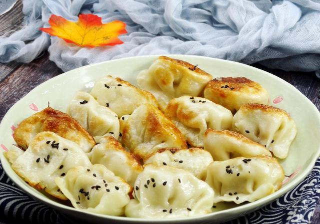 今天分享给大家煎剩饺子的 小诀窍,用葱油煎饺子,煎2面留1面,饺子一
