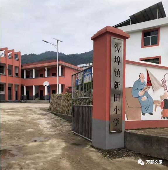 主题教育进行时万载县图书馆到潭埠镇新田小学指导学校书屋建设