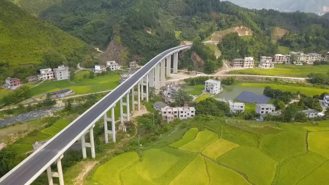 设计行车速度为60千米/小时,起点位于遂川县草林镇,终点为赣州市上犹