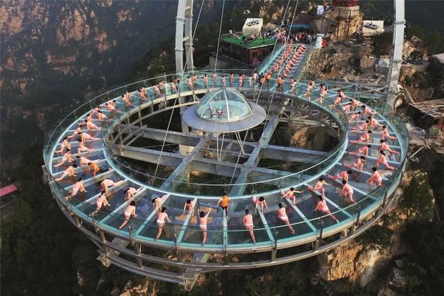 中國景區瘋建玻璃棧橋，全國有2000座，4D互動讓遊客“嚇破膽”，搖錢樹面臨整治  未分類 第5張