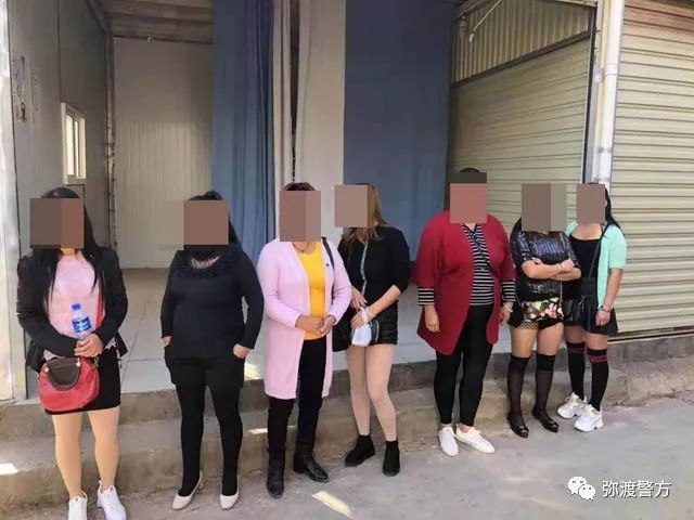 害羞了!12名拉客招嫖女被弥渡警方查处,年纪最大47岁