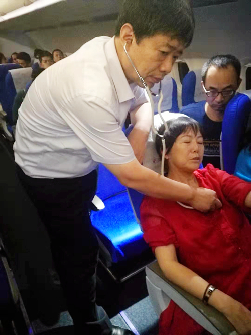 乘客飞机上突发疾病，咸阳一医医生挺身而出