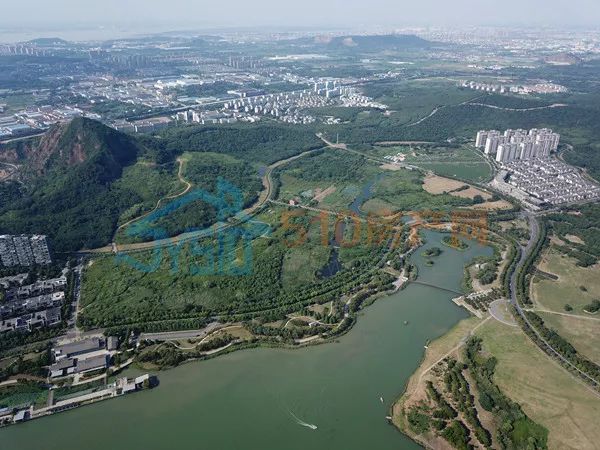 这三块地,都位于敔山湾湾内,北邻耙齿山,南朝敔山湖,优越的自然风景是