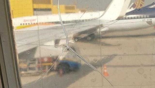 神操作！印度一客机机窗破裂后用胶带粘住继续飞乘客怒了