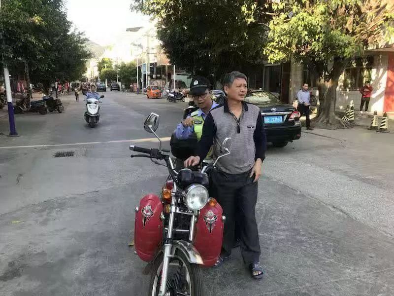附近哪里有交警查摩托车 26d656959eac4922a98c266d7e3fdba9.jpeg