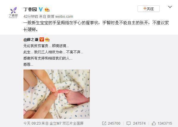 「福林妈咪」宝宝刚出生，拽住护士姐姐的口罩不丢，小身板从哪儿来这么大力？