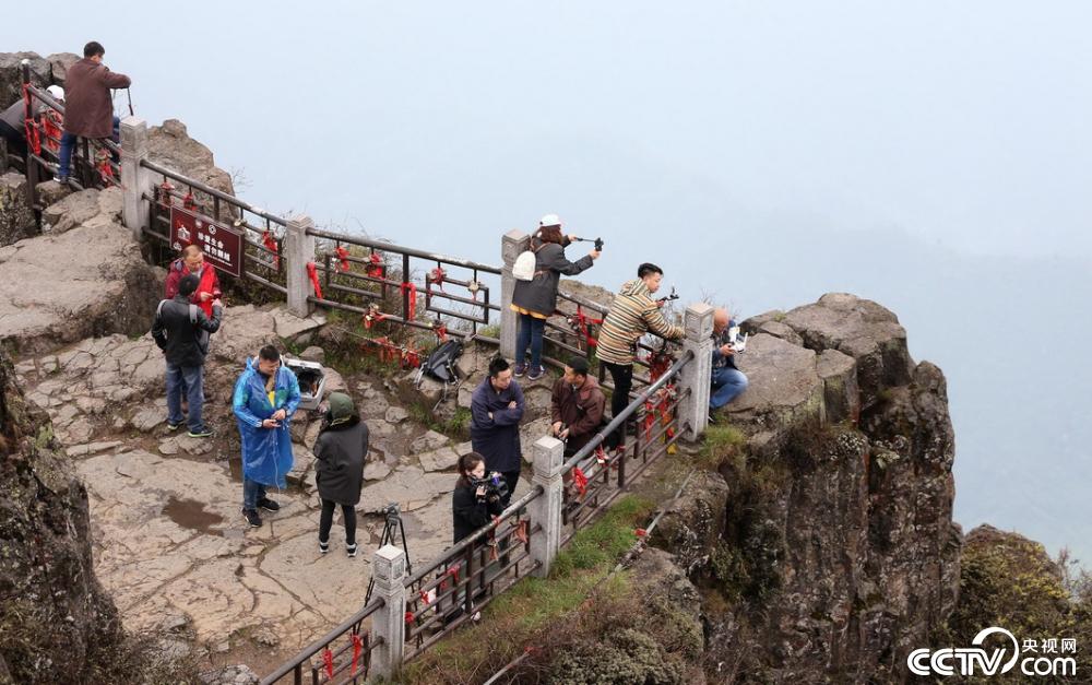 1/ 12 2019年11月6日,四川乐山,峨眉山舍身崖上的玻璃墙.