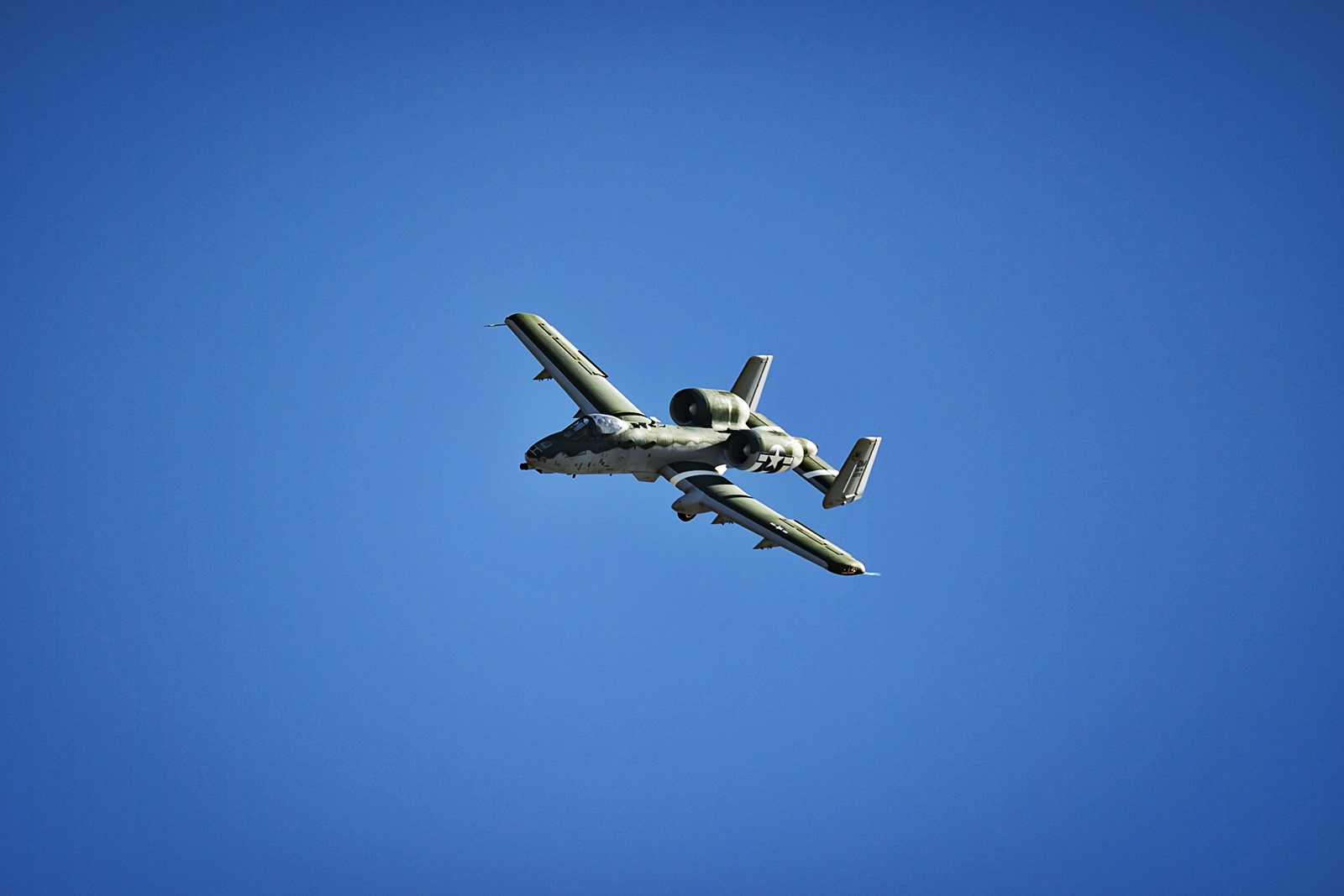 美军A10攻击机和古董P51战机同框飞行