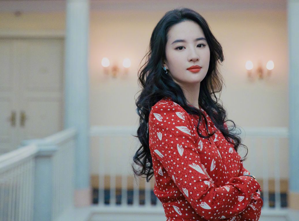 刘亦菲入选好莱坞新星,32岁已是年纪最大,脸垮脖子粗太显老气