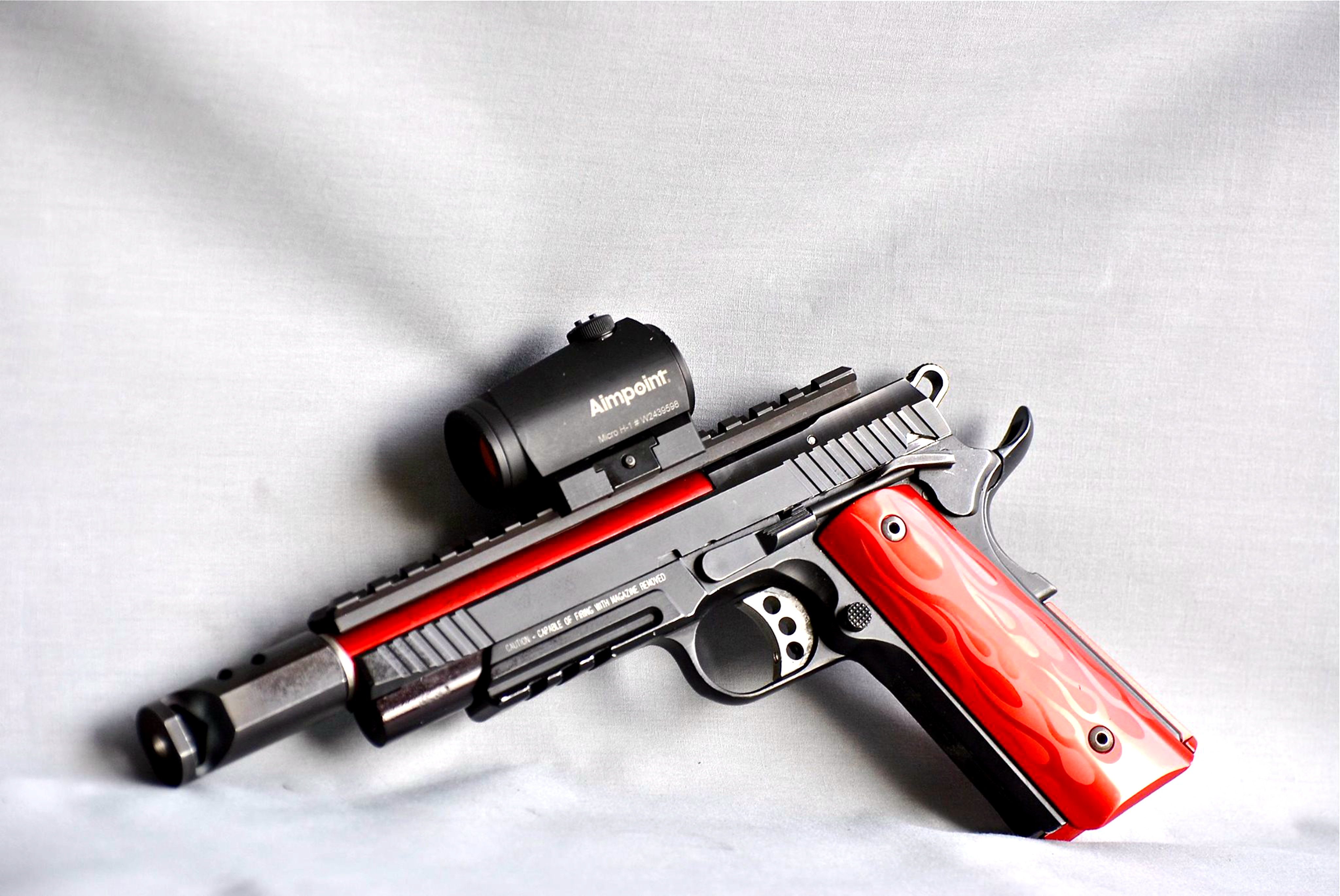 1/ 9 伯莱塔92fs:9毫米伯莱塔92fs手枪是由意大利皮雷西亚省的伯莱塔