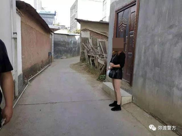 害羞了!12名拉客招嫖女被弥渡警方查处,年纪最大47岁
