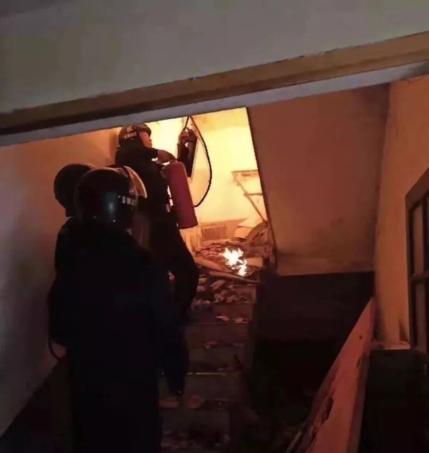 中衣橱、棉被等堆积在一二楼中间的通道处引燃。民警迅速请求消防支援。浓烟滚滚,席老太的老伴随时会有生命