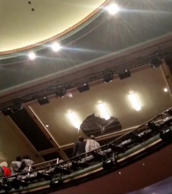 伦敦一剧院天花板坍塌后掉落在观众席多人受伤