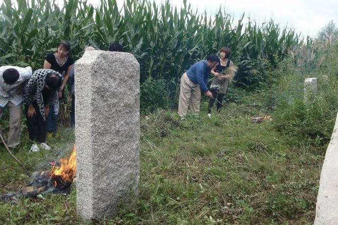 在农村清明扫墓,祭拜先人有讲究,农村老人说4条禁忌要