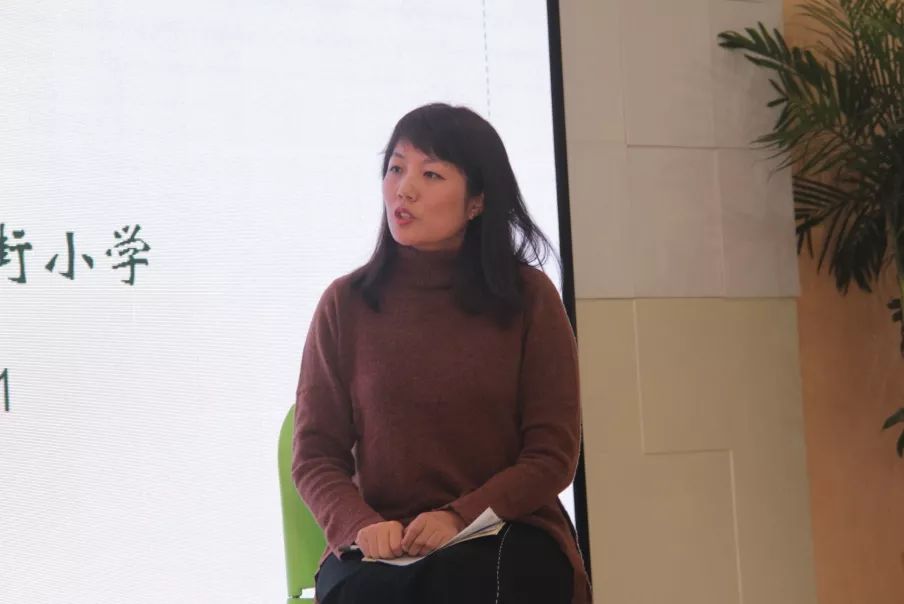 五名专职教师 蒋晓燕 首先,盖永生老师代表教研组进行主题汇报,题为"