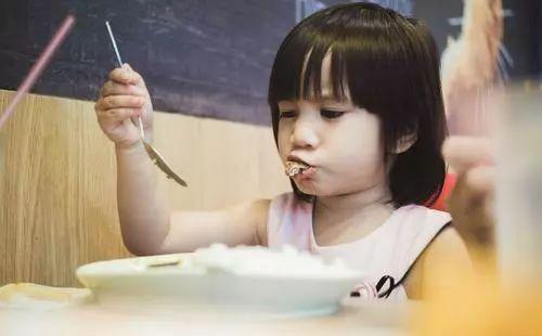 【麻麻爱宝宝】原创怎么判断宝宝吃饱了呢？月嫂：宝宝吃饱了会有这4种表现