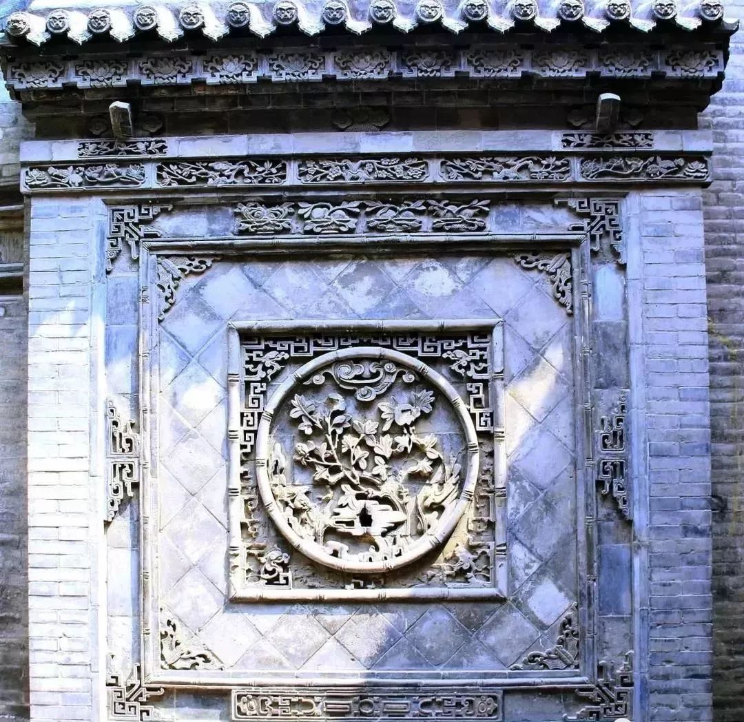 建筑的 屋顶,房檐,墙面等构件上 又称"砖刻","砖画" 山西砖雕历史悠久