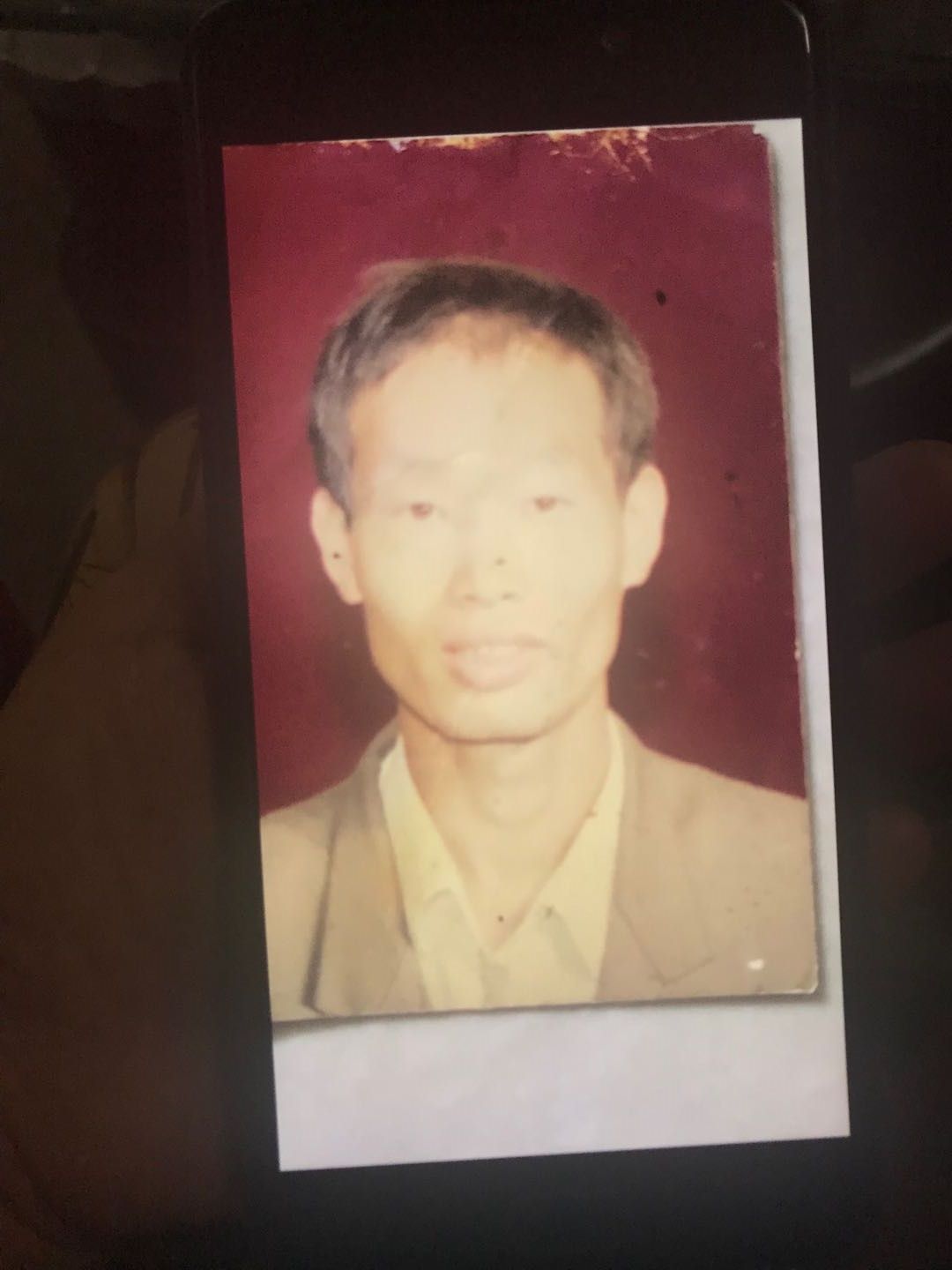 湖南21年前被调解凶杀案，嫌犯归案警方带家属辨认照片