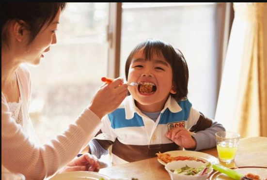 靠谱育儿说@进入冬咳高发期，4类食物少给孩子吃，教你两招，孩子少咳