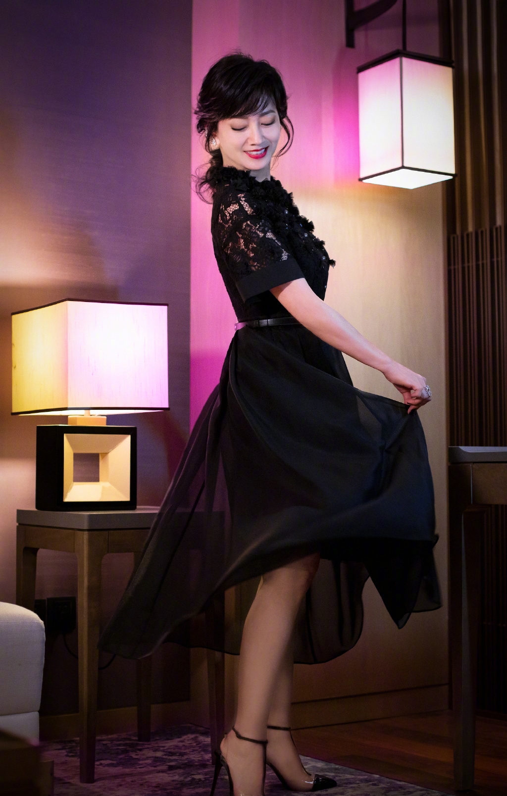 原创65岁赵雅芝还不服老身穿黑色蕾丝连衣裙优雅精致不露也性感