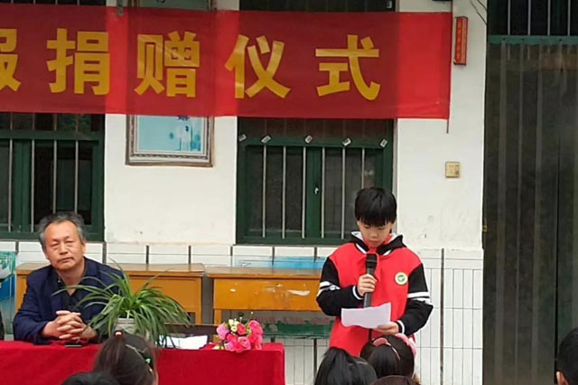 学生代表魏博文(五年级)向魏道向叔叔致谢,并表示将好好学习,长大后报