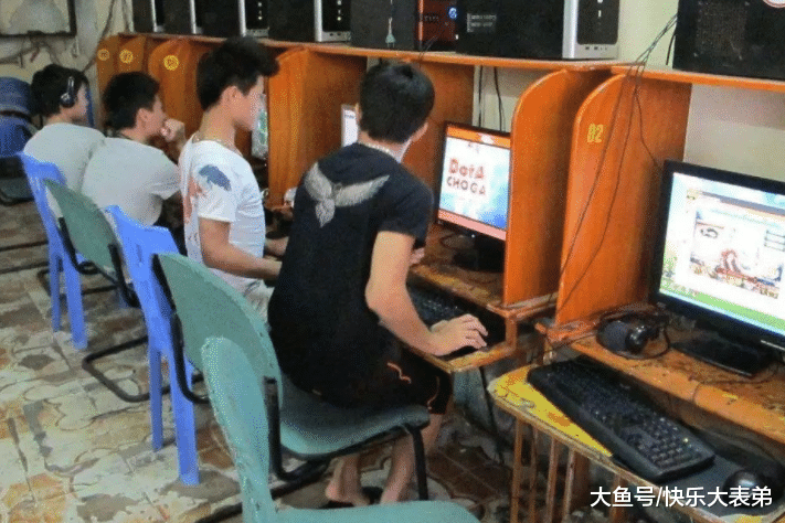 7岁网瘾少年整夜通宵玩游戏，父母发现时他四肢疲软死在电脑桌前"