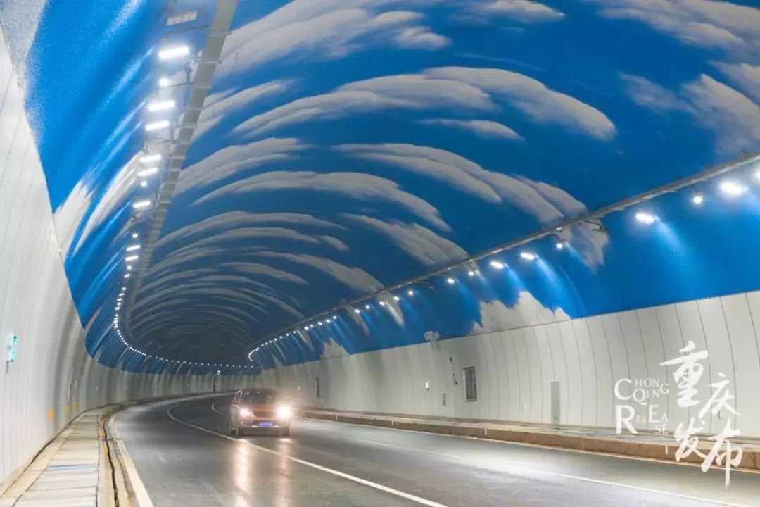 一路蓝天白云重庆龙洲湾隧道建成通车