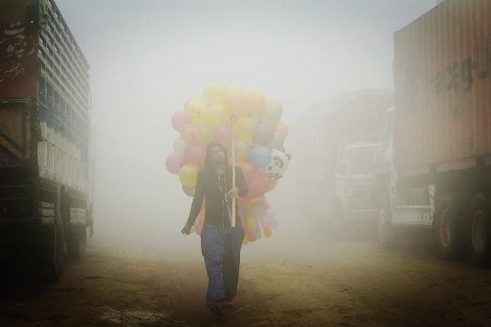 新德里被厚重雾霾笼罩,指数一度突破999,相当
