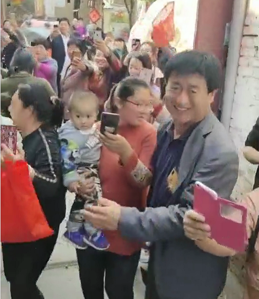 大衣哥家门口还有人吗 d6d5f1b2c08c4ddba6a87af1ece0d057.png