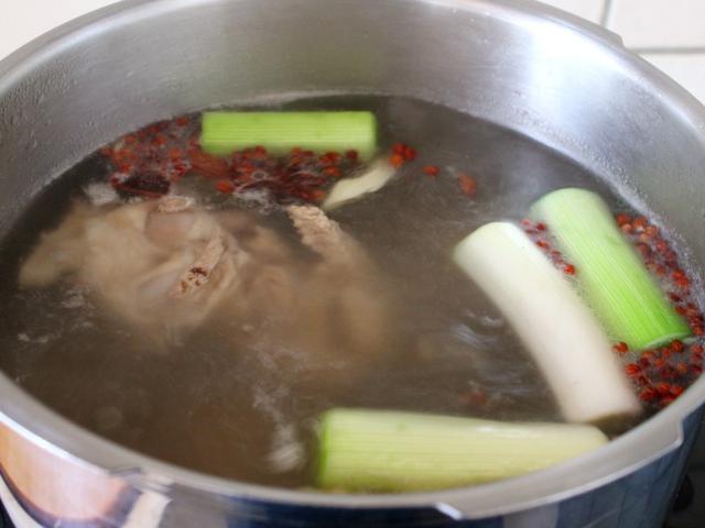 在家怎样做羊肉泡馍好吃 ea81e5f210bd4acaa3c9c6f8090635b5.jpeg