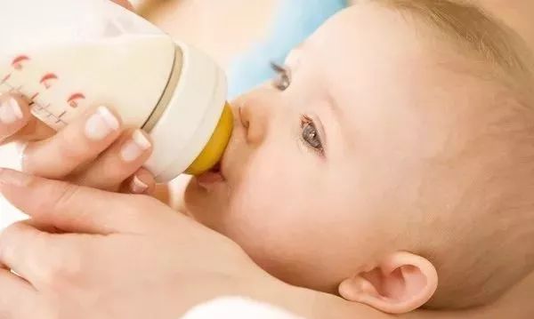 2个月的宝宝不吃奶怎么办