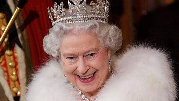 穿了67年皮草的英国女王，决定不再买新皮草_The