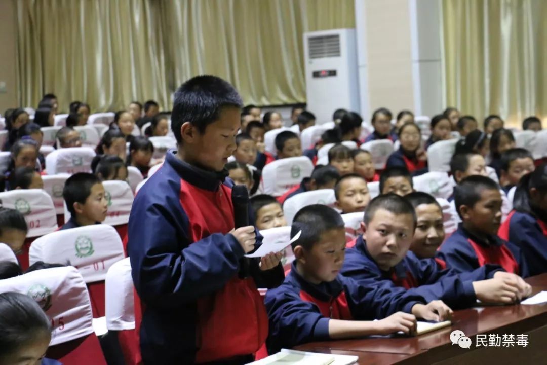 鲁学才同志为民勤实验中学师生讲授禁毒知识课